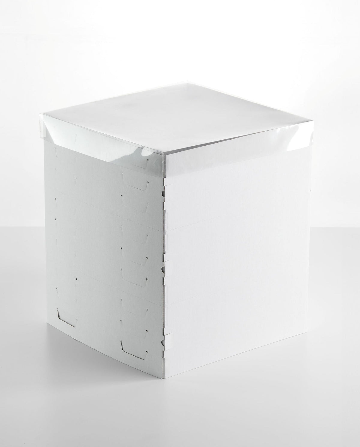 Caja modular blanca alta para tartas montada con extensor y tapa transparente.