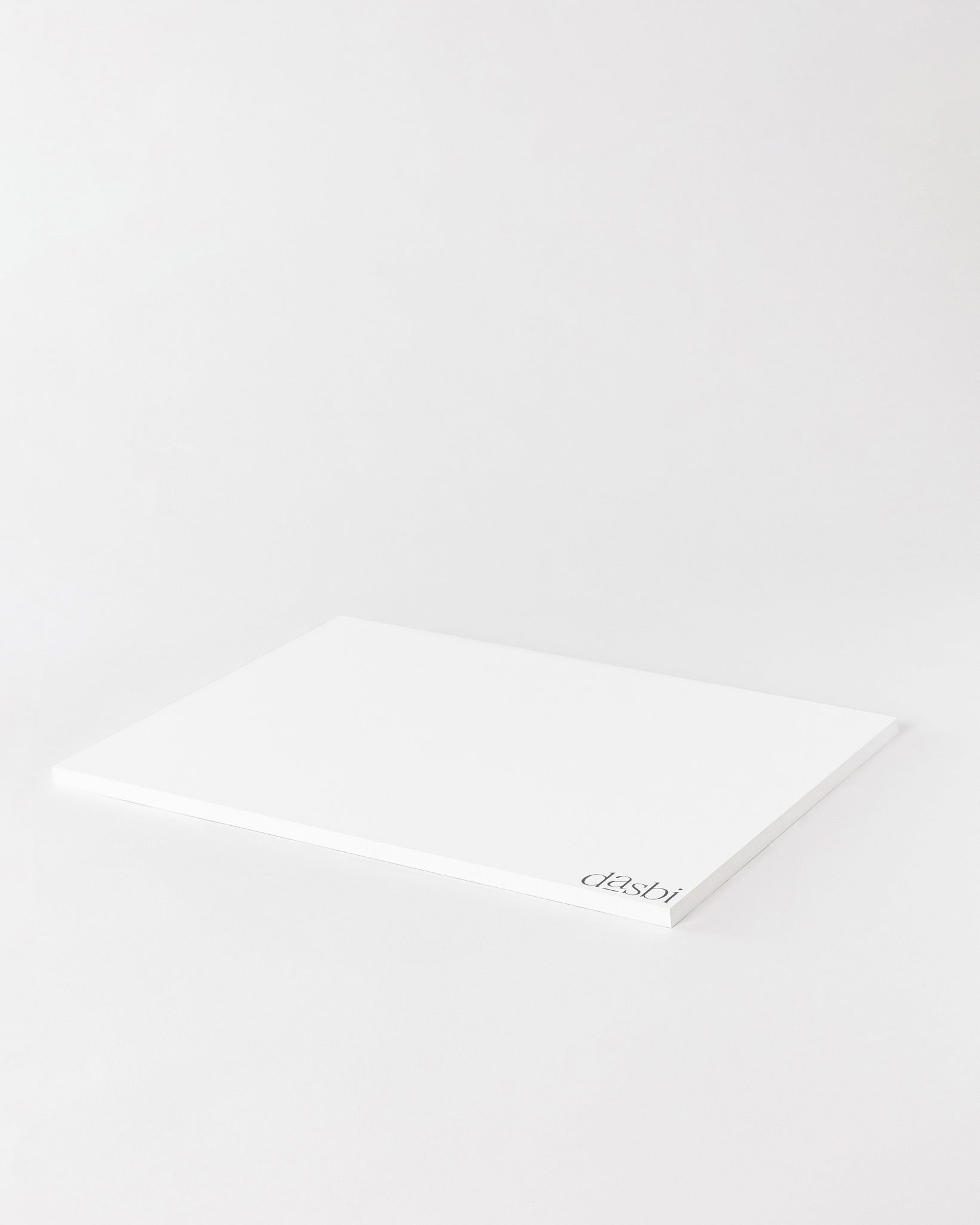 Dasbi cake board, in 9mm customised wood, rectangular, with a white edge.