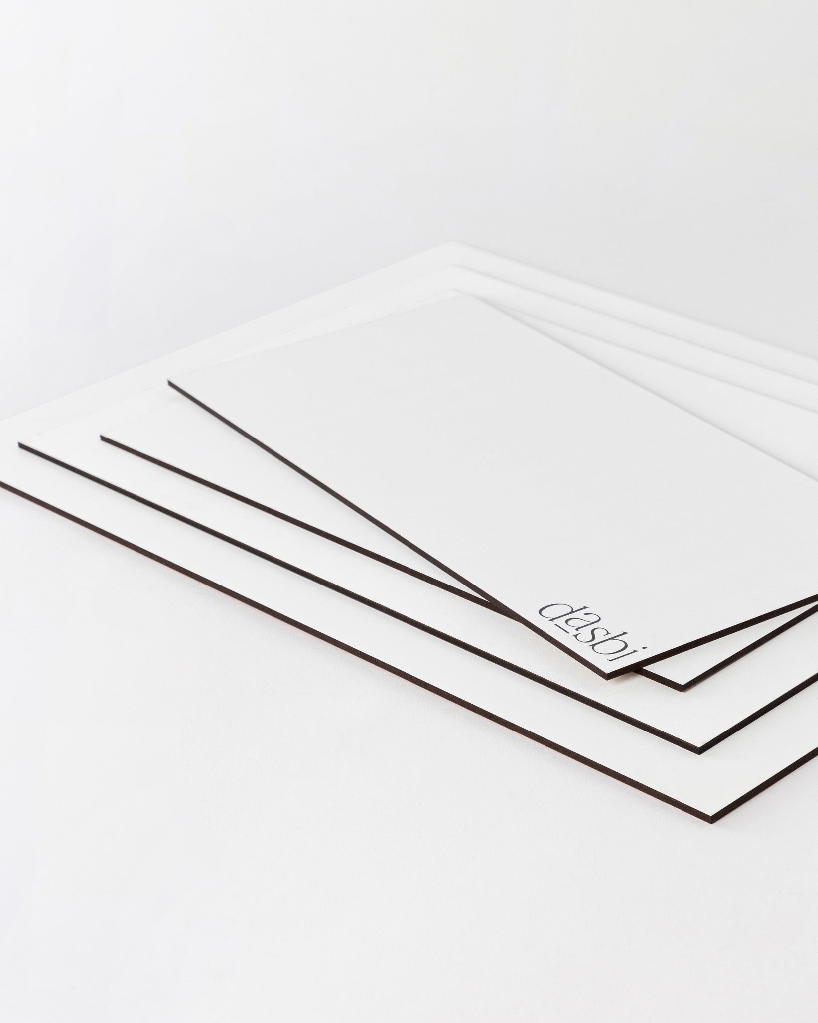 Sottotorta Dasbi, in legno personalizzato da 3 mm, rettangolare, con bordo nero.