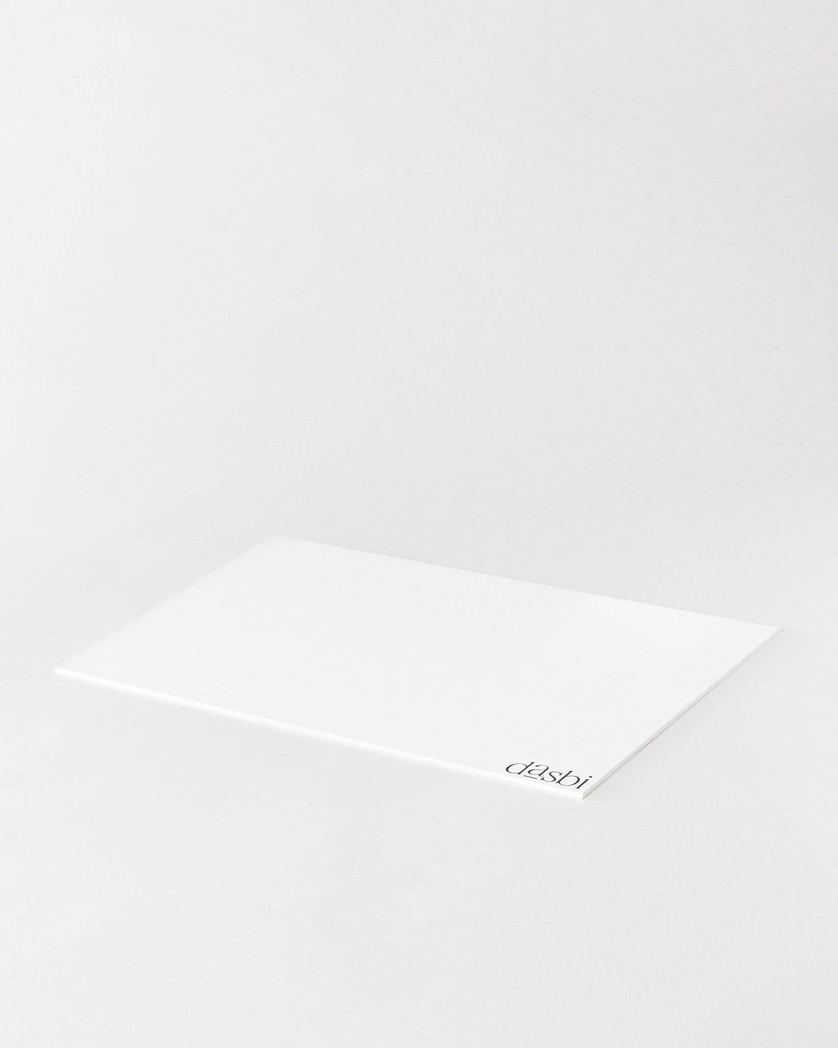 Dasbi cake board, in 3mm customised wood, rectangular, with a white edge.