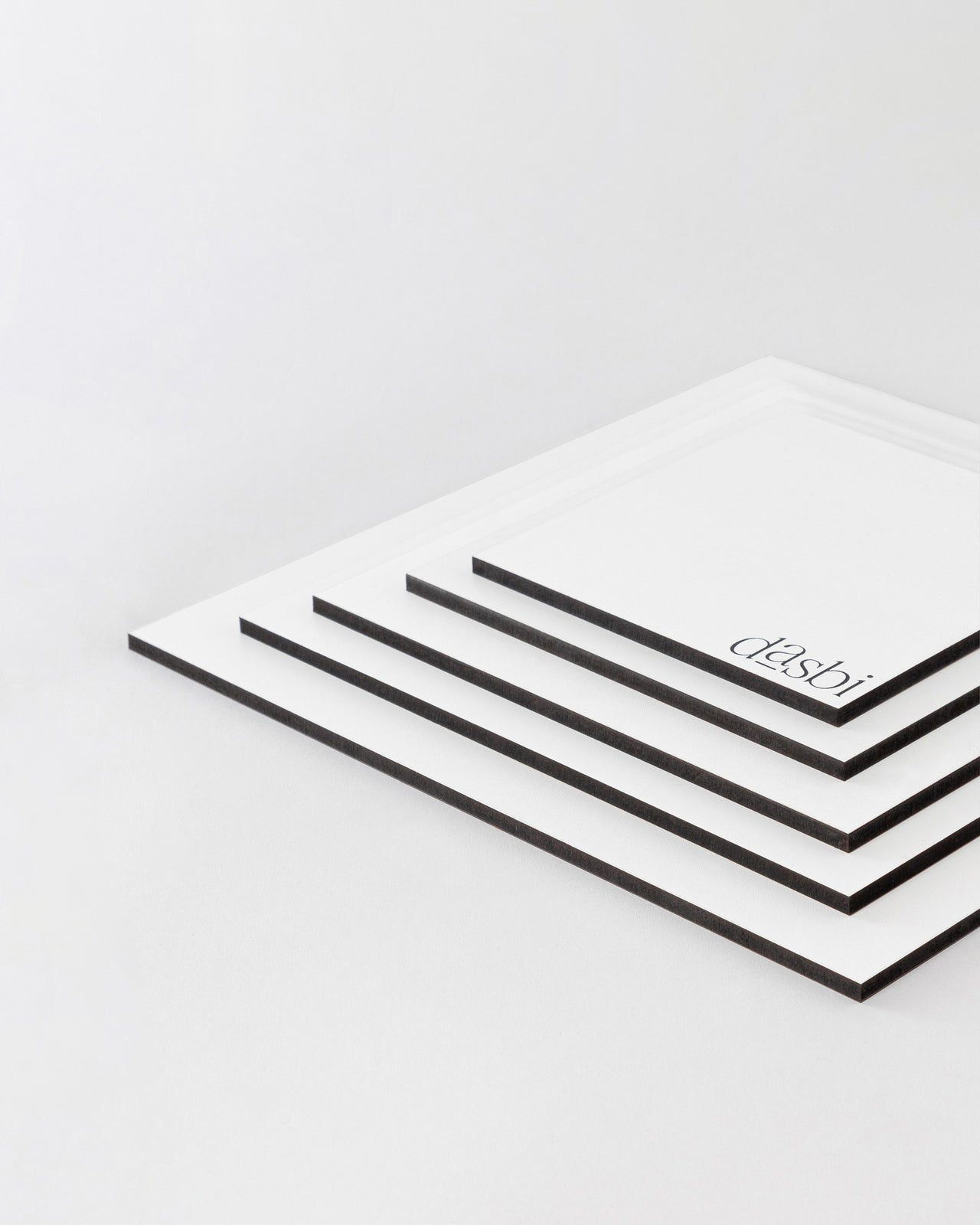 Base para tartas Dasbi, en madera personalizada de 6mm, canto negro.