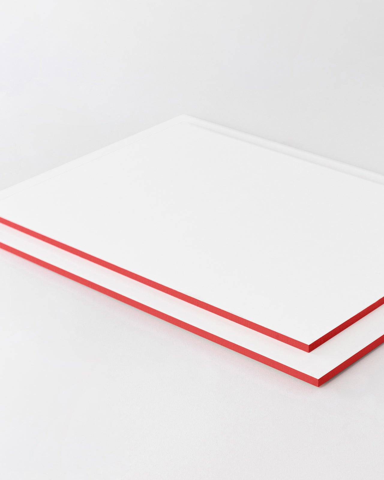 Dasbi cake board, in 6mm customised wood, rectangular, pink edge, with a pink edge.