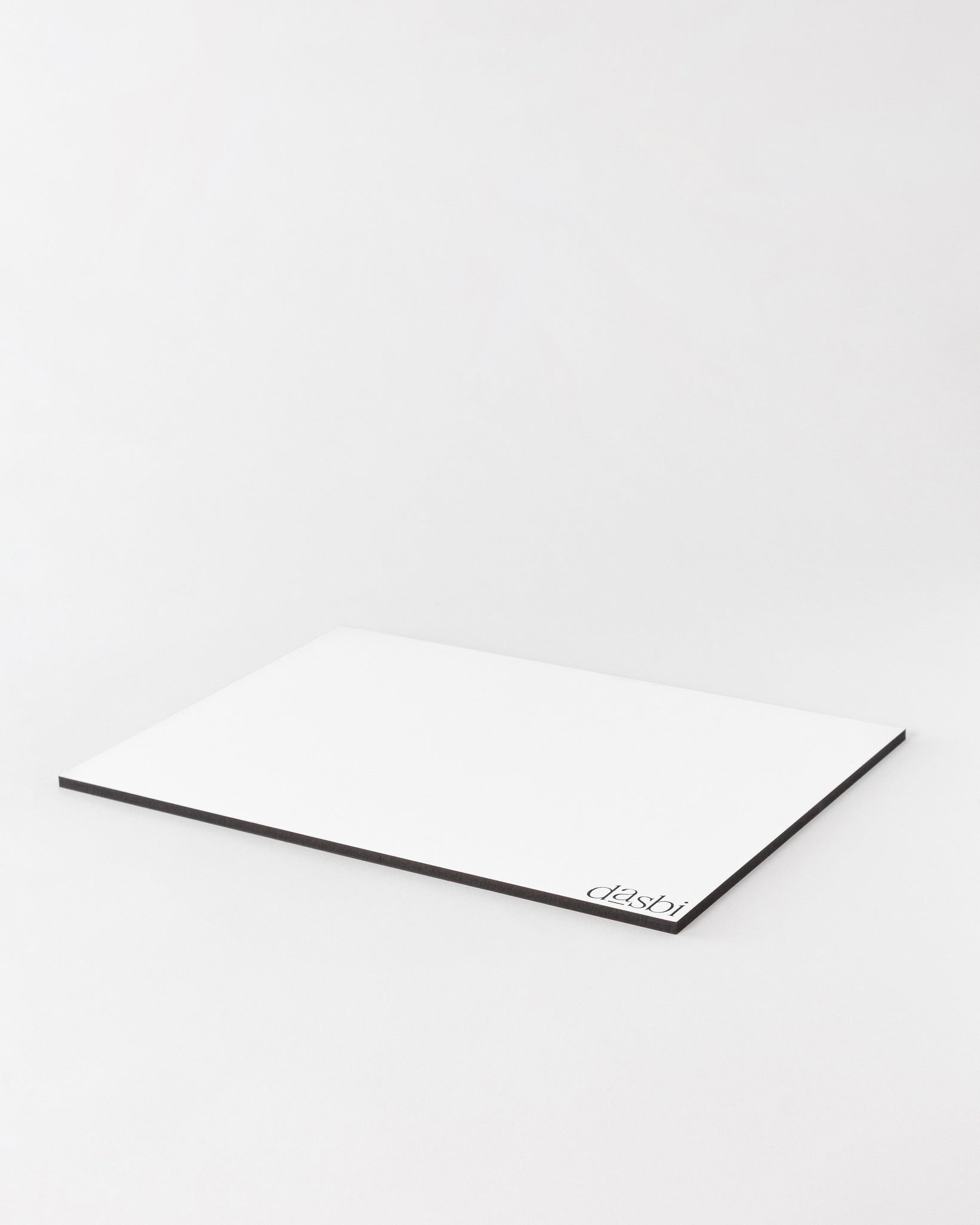 Dasbi cake board, in 6mm customised wood, rectangular, pink edge, with a black edge.