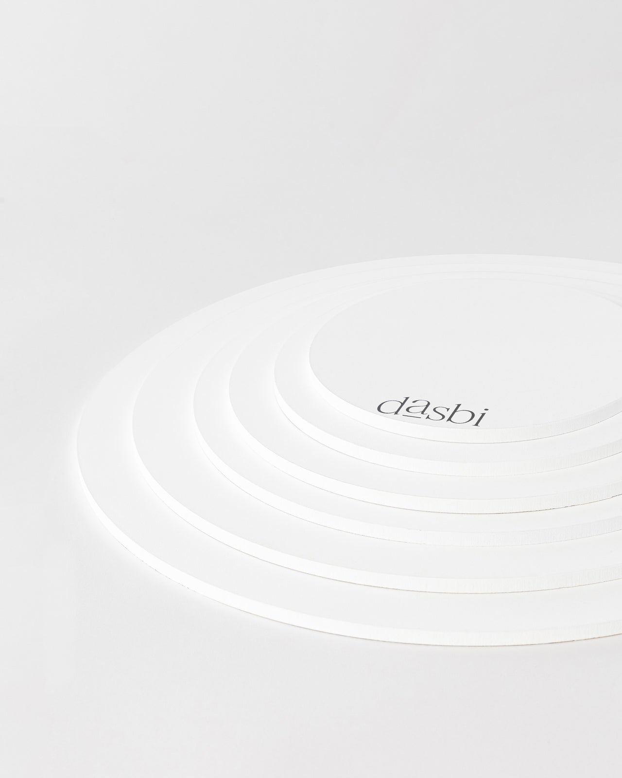 Sottotorta personalizzate Dasbi in legno da 3 mm, bordo bianco