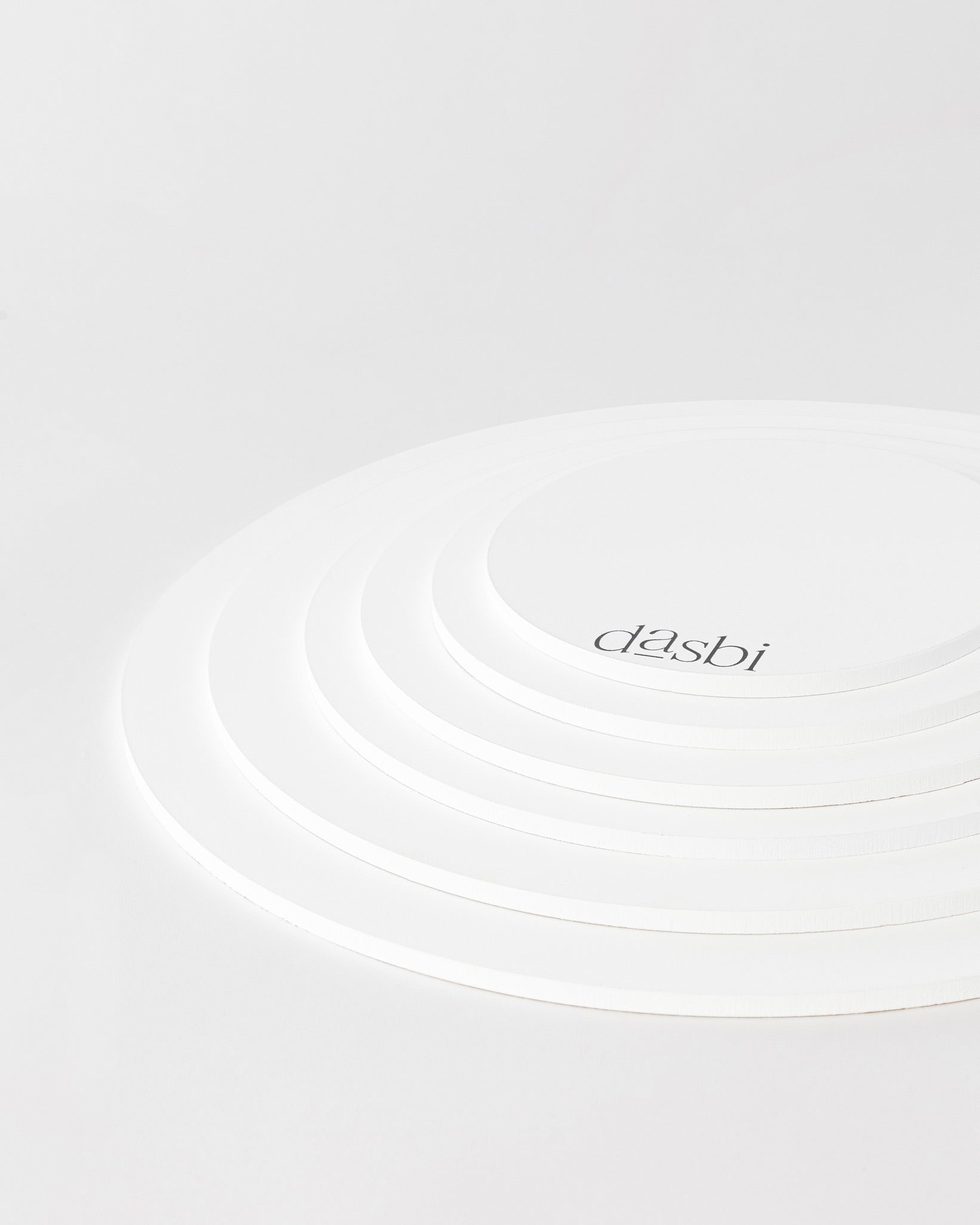 Sottotorta personalizzate Dasbi in legno da 3 mm, bordo bianco