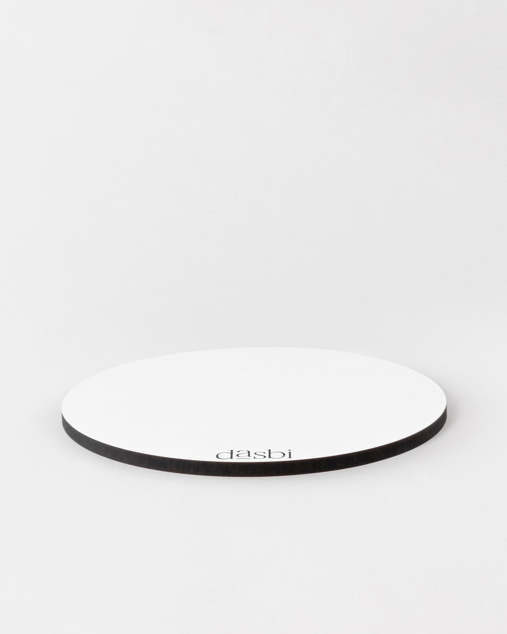 Bases para tartas Dasbi en madera, personalizados con borde negro.