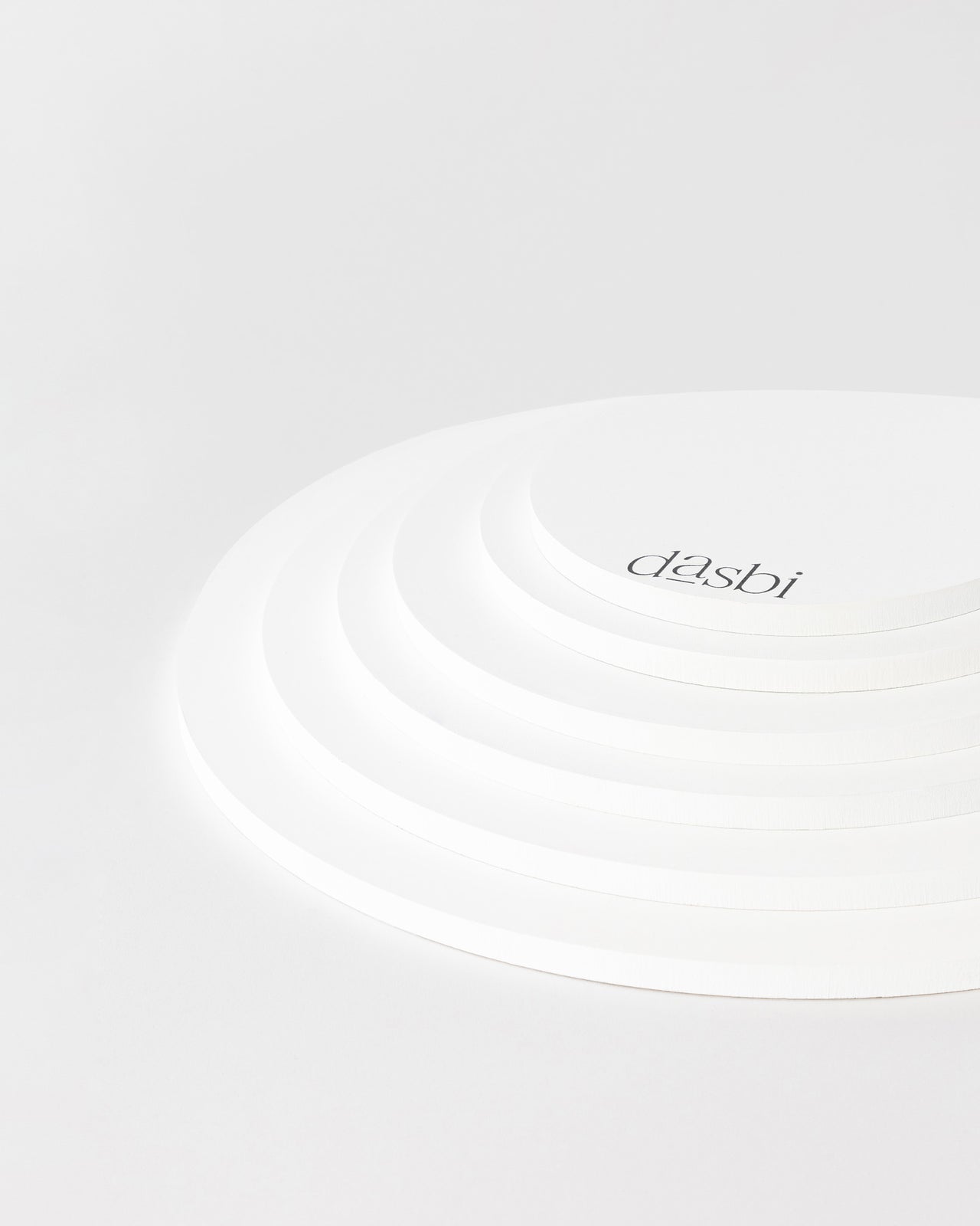 Sottotorta personalizzate Dasbi in legno da 6 mm, bordo bianco