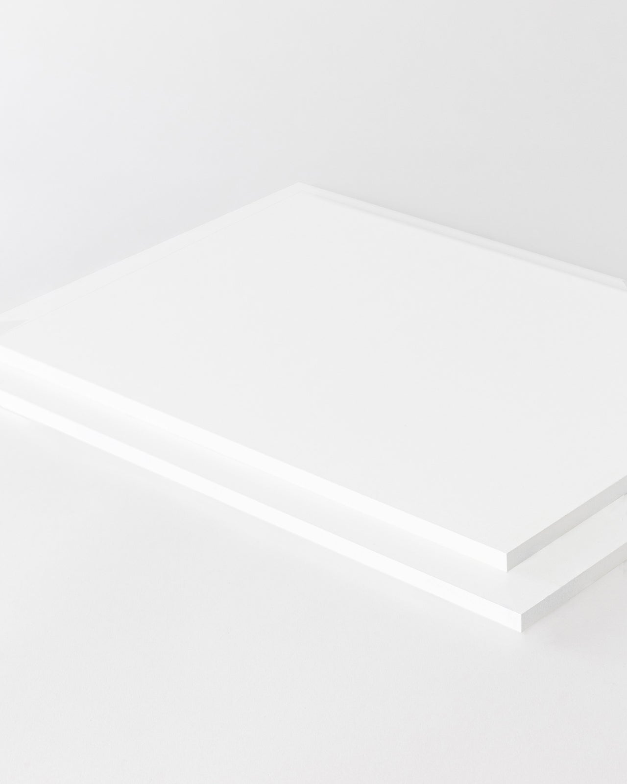 Dasbi cake board, in 9mm customised wood, rectangular, with a white edge.