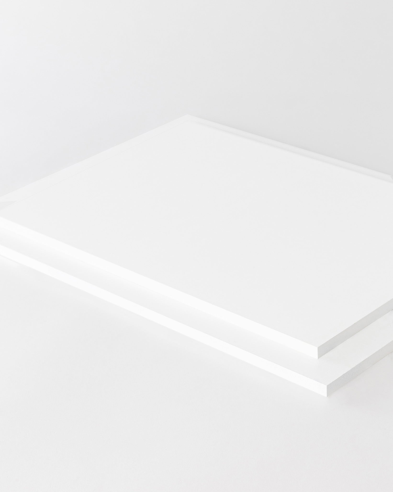 Dasbi cake board, in 9mm customised wood, rectangular, with a white edge.