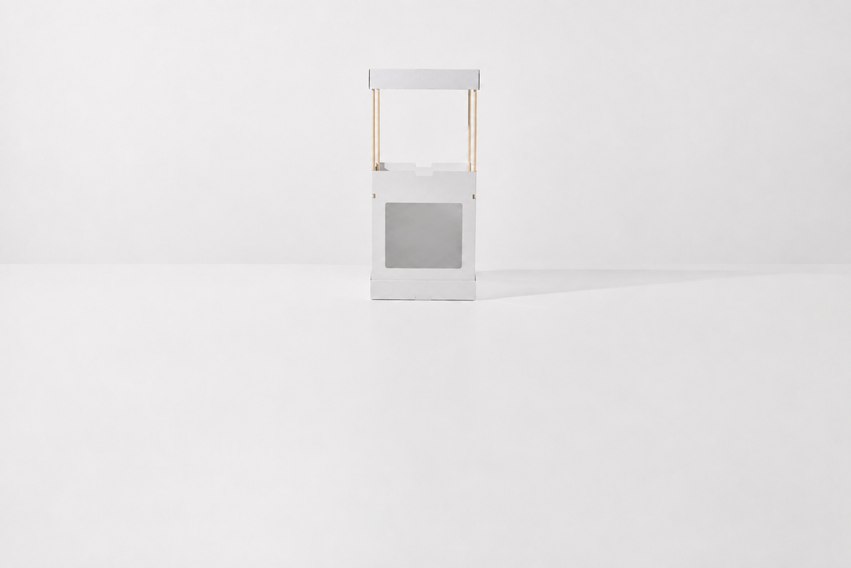 A minimalist cake box by Dasbi.