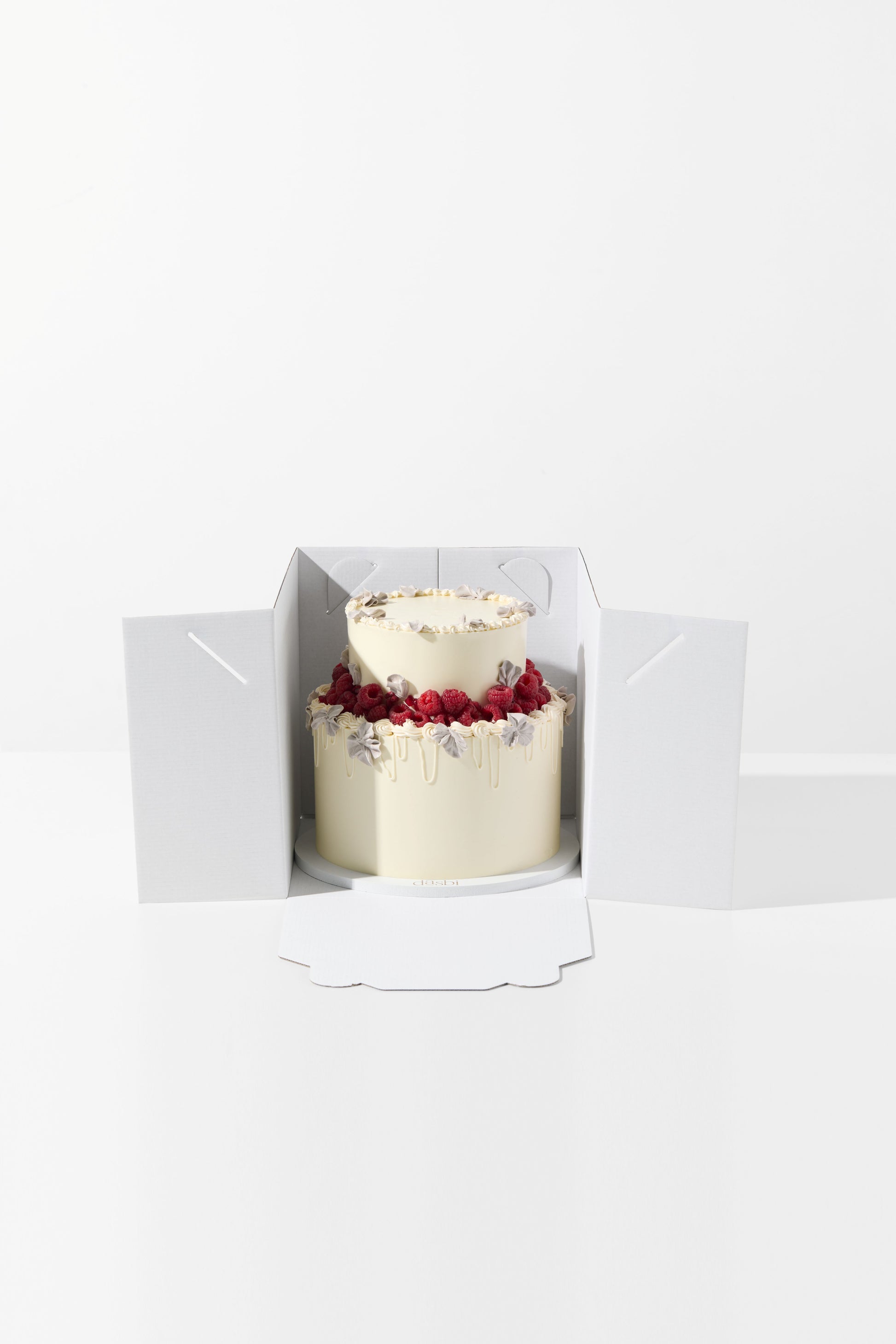 Cake Box Dasbi with clear lid with red berries cake over Dasbi cake board
