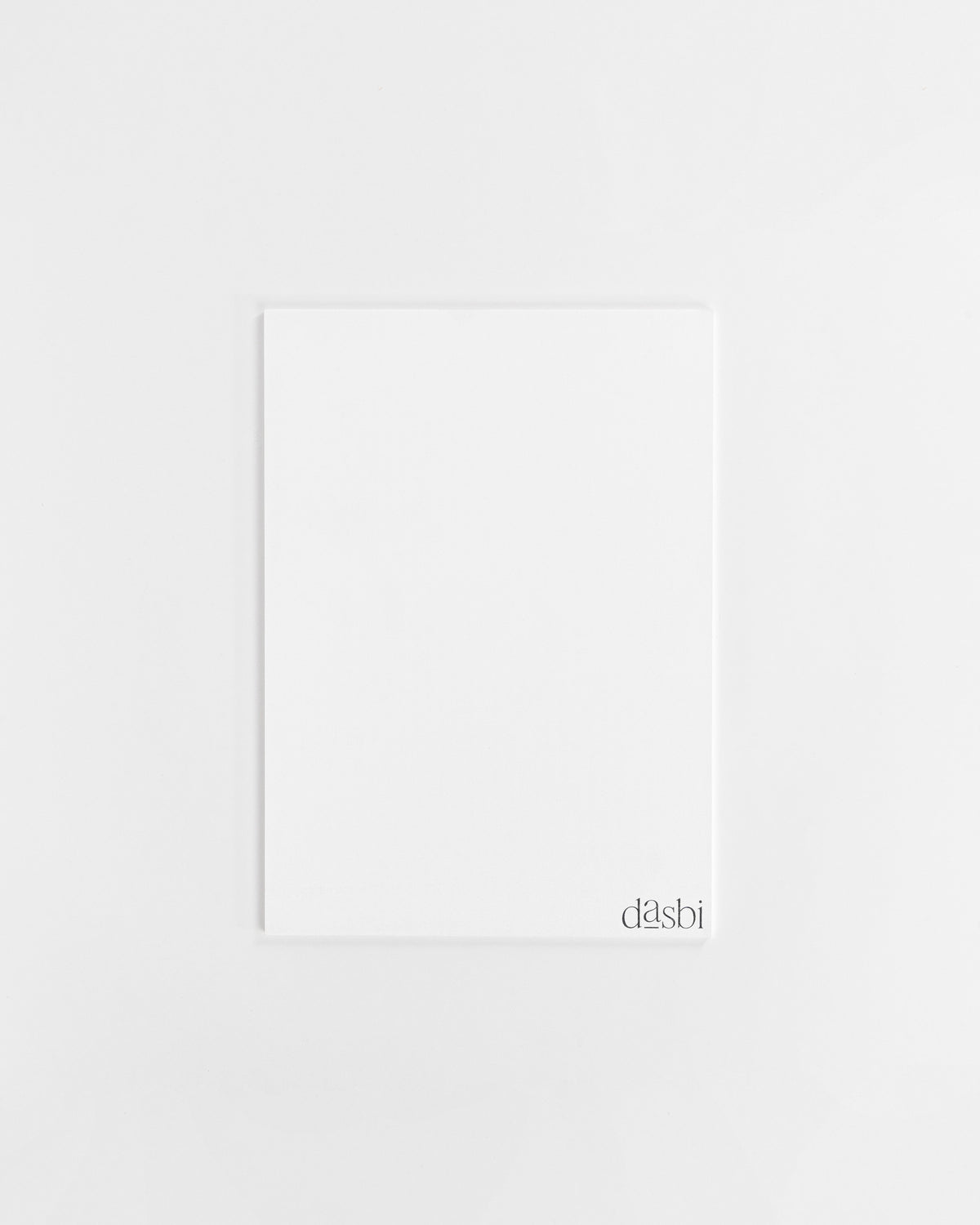 Logo vertical a la derecha en una base rectangular Dasbi