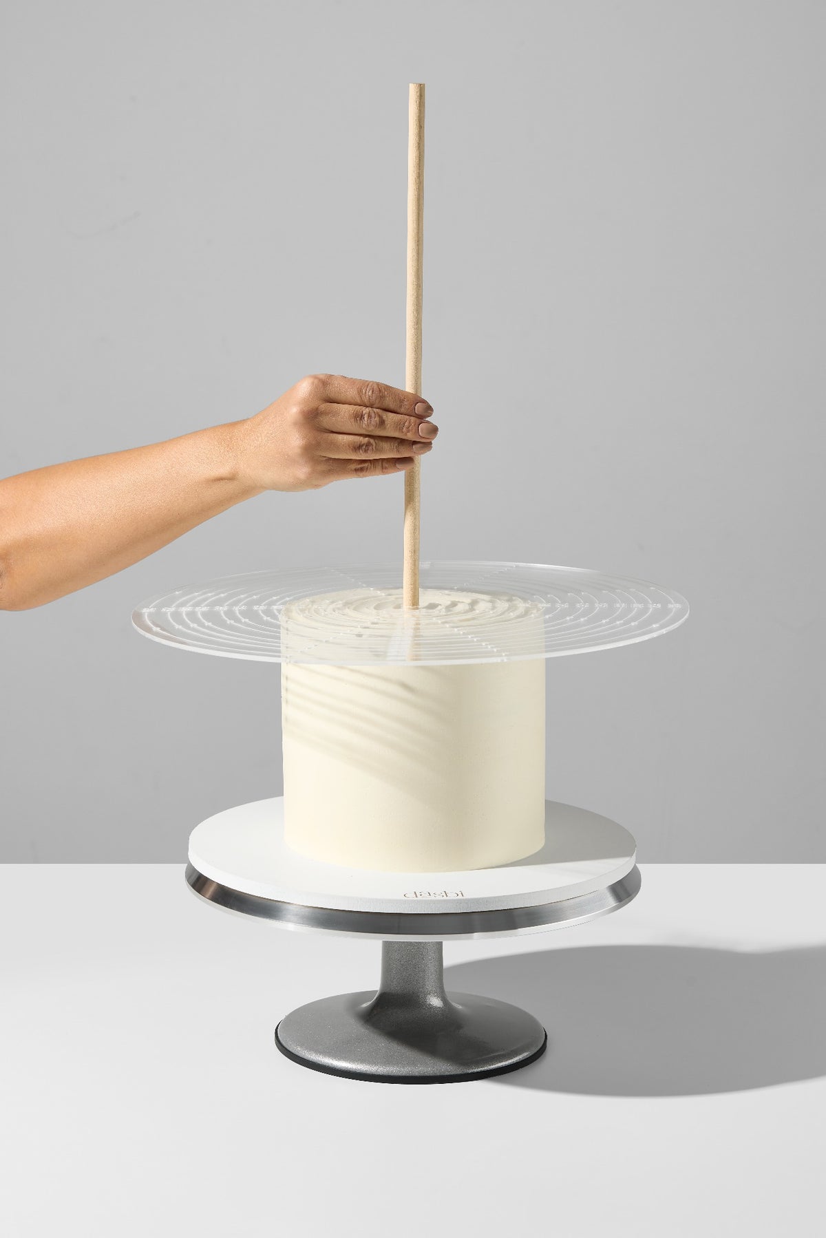 Runde Zentrierschablone auf der Torte zum Ermitteln der Mitte