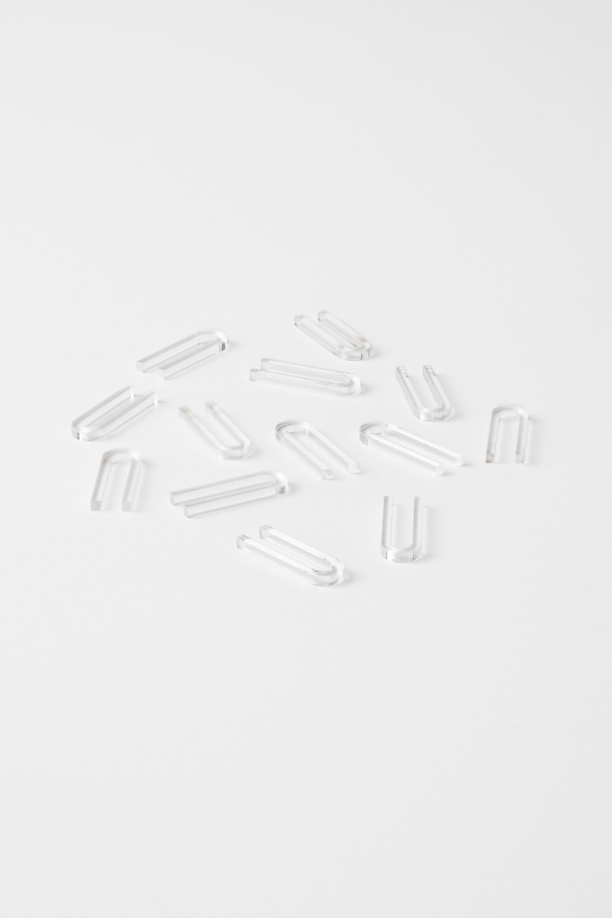 Nahaufnahme der transparenten Acrylclips für Tortenblumen